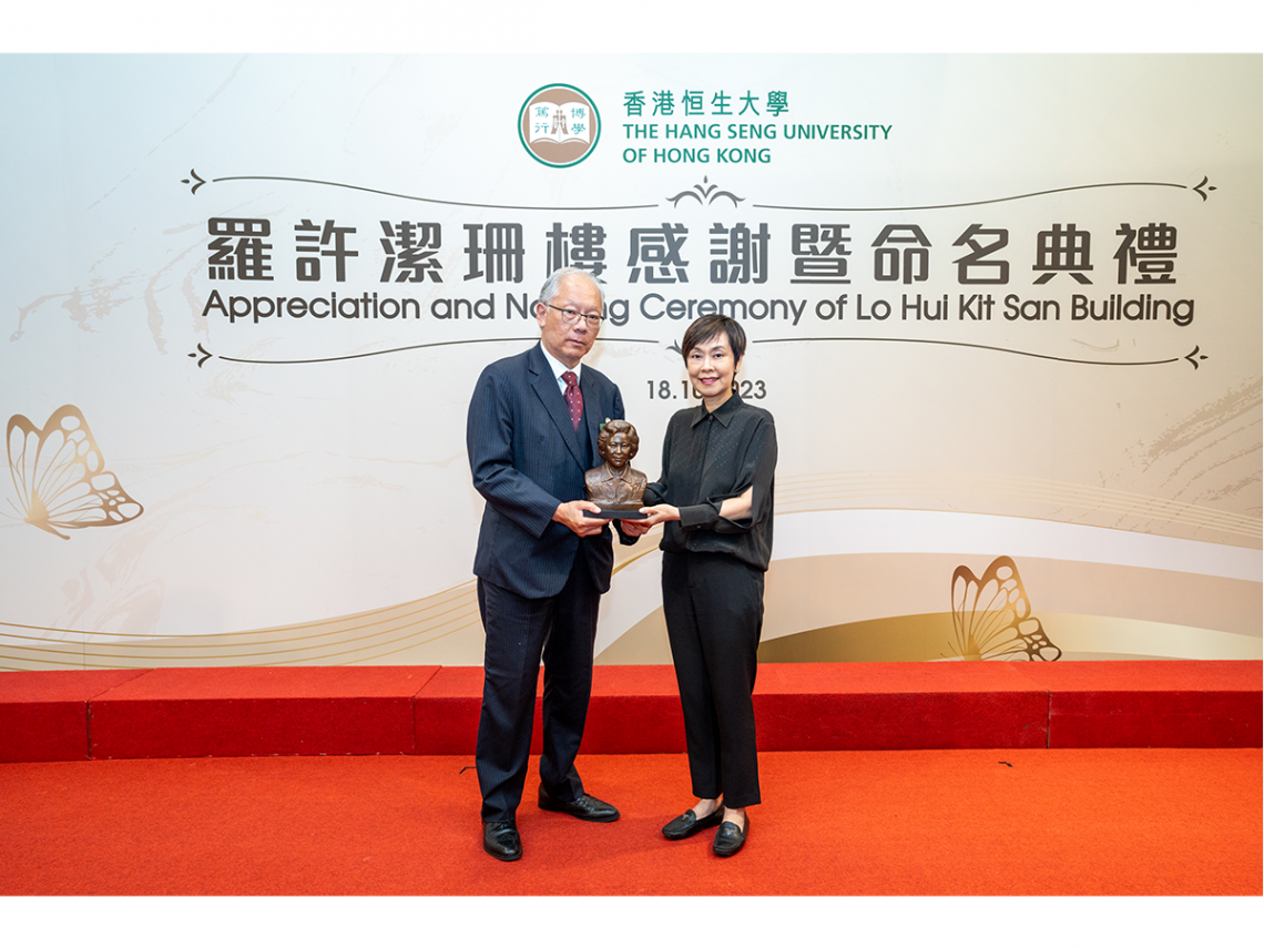 Ms Diana Cesar (right) presented a souvenir to Dr Alexander Law (left).