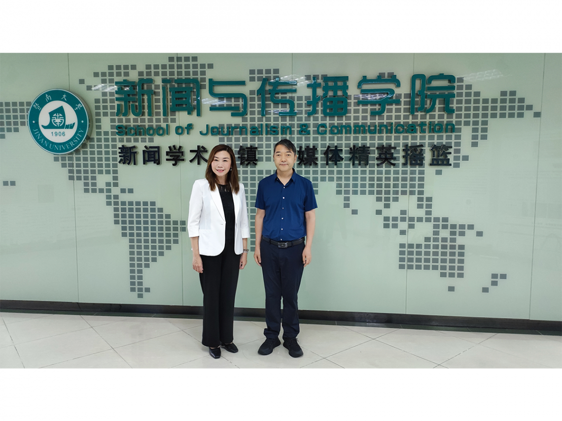 Professor Tso (left) and Professor Zhi Tingrong, Party Secretary of JNU’s School of Journalism and Communication.