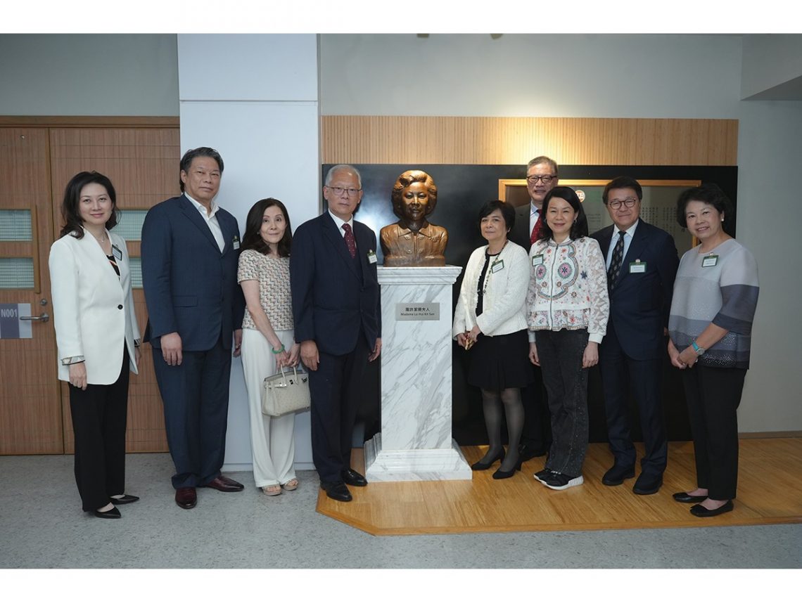 Group photo of Dr Alexander Law and members of the Law family with the bronze bust of Mrs Lo Hui Kit San.