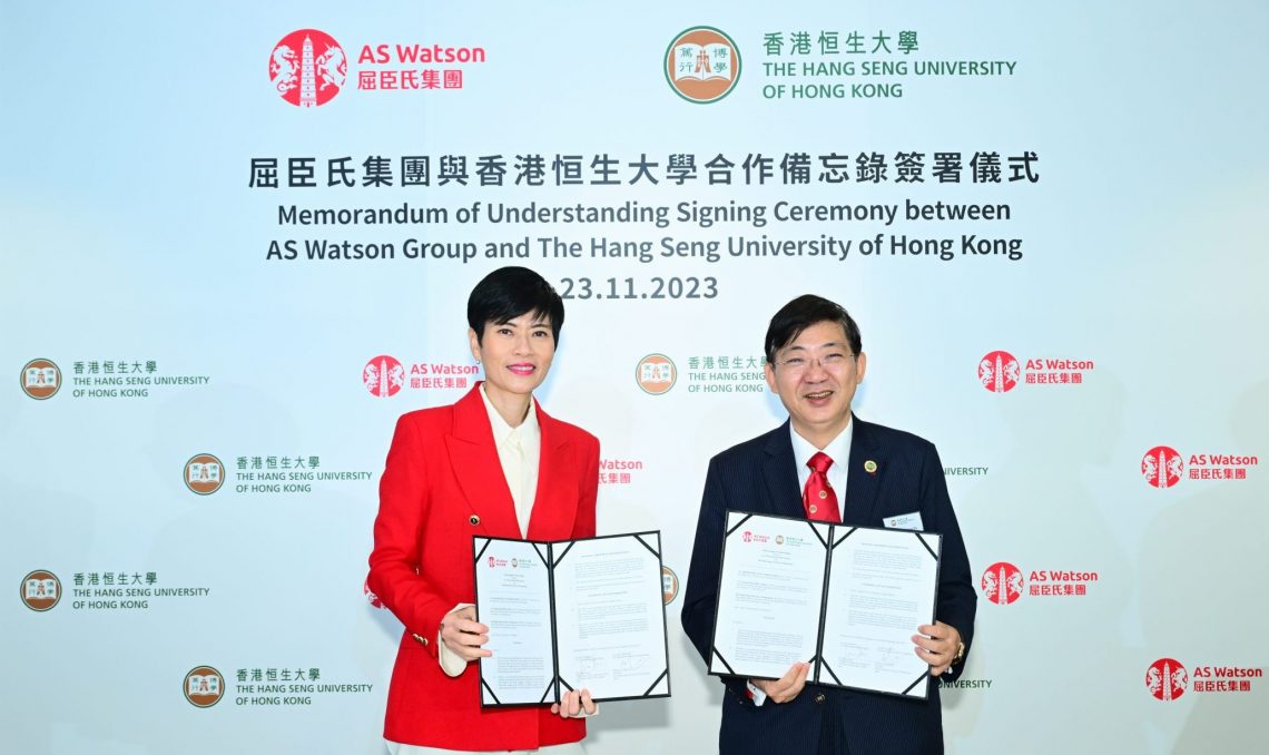 Professor Simon S M Ho, President of HSUHK, and Ms Malina Ngai, Group Chief Operating Officer of AS Watson Group and CEO of AS Watson (Asia & Europe), sign the MoU.