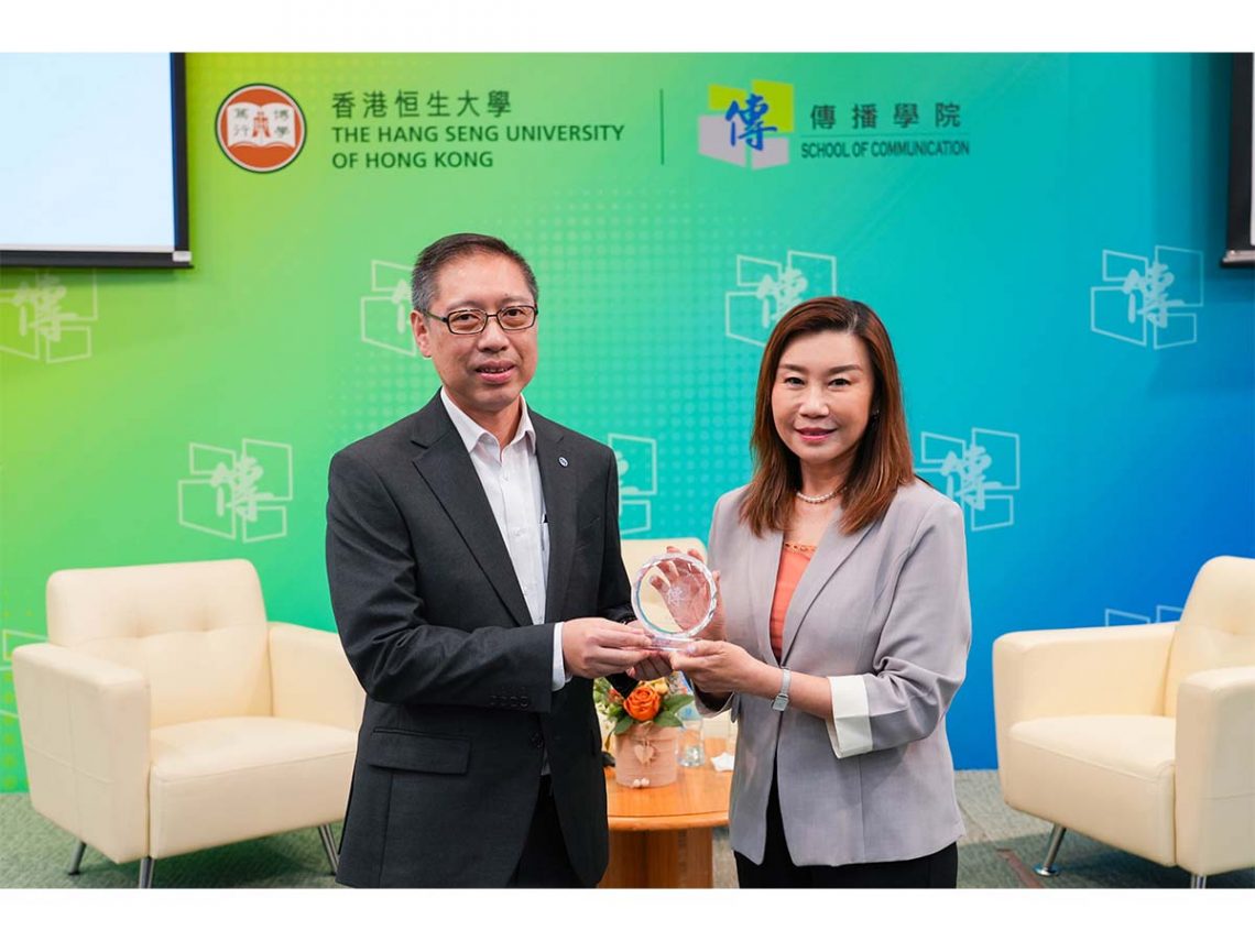 Professor Scarlet Tso, Dean of the School of Communication, presents a souvenir to Dr Yeung Kwok-chung, Senior Scientific Officer at the Hong Kong Observatory.
