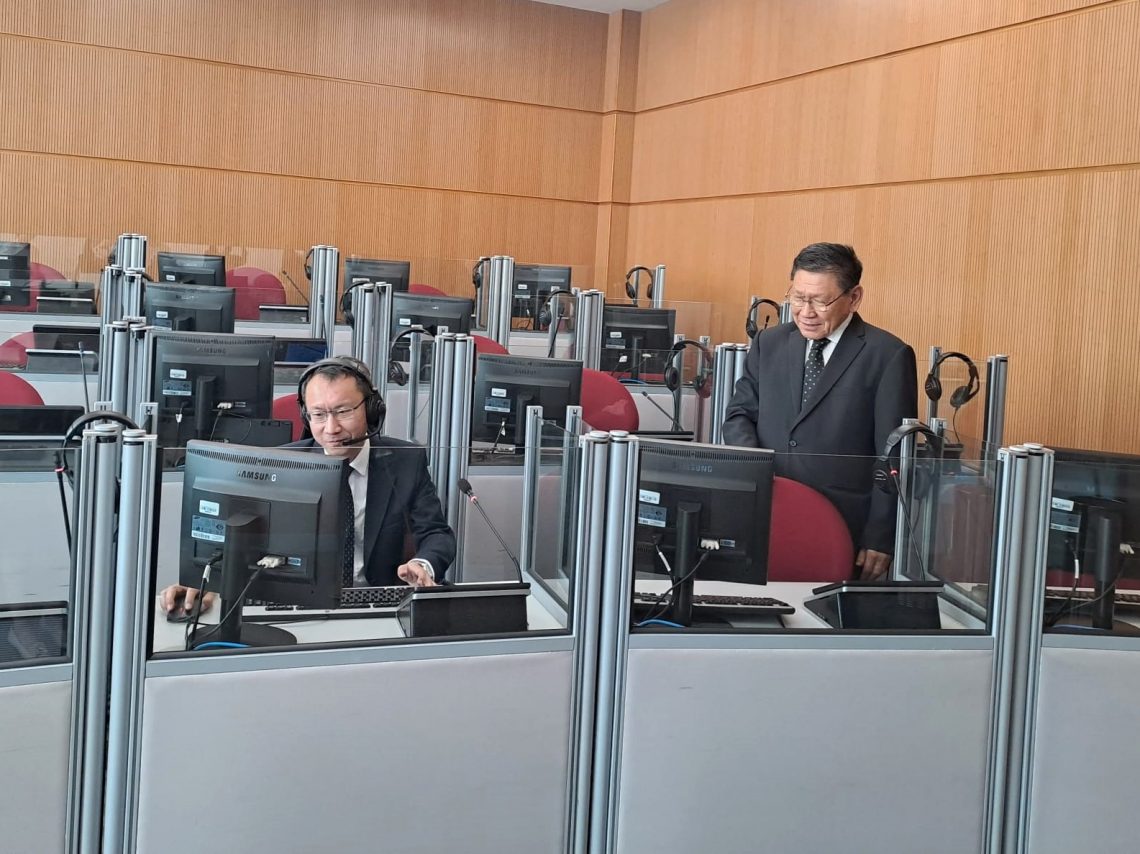 Professor Li Zhen engages with lab equipment with the assistance of Professor Gilbert Fong.