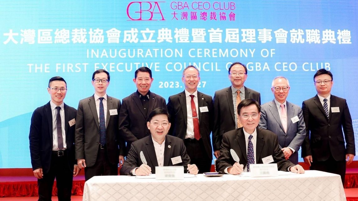 Professor Simon S M Ho, President of The Hang Seng University of Hong (front left) and Mr Sidney Wong, Executive Director of Dailywin Institute of Dongguan University of Technology (front right) sign the MoU.
