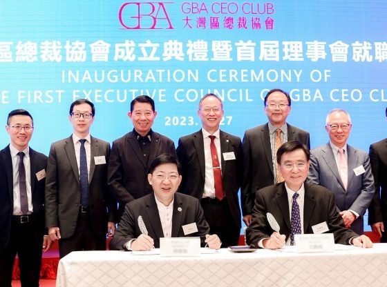 Professor Simon S M Ho, President of The Hang Seng University of Hong (front left) and Mr Sidney Wong, Executive Director of Dailywin Institute of Dongguan University of Technology (front right) sign the MoU.