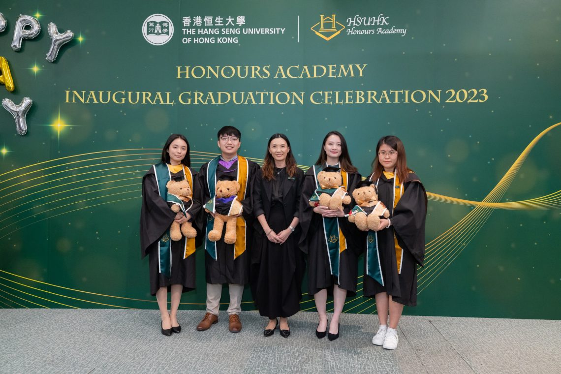 Professor Jeanne Fu, Acting Vice-President (Learning and Student Experience) and Honours Academy Founding Head presented the unique Honours Academy Graduation Bear to the graduates, symbolising the spirit of unity within the Honours Academy.