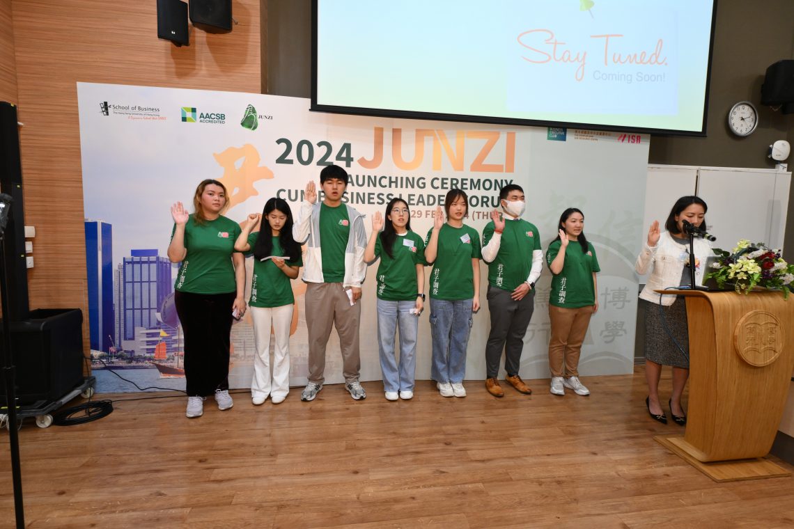 Dr Yau leads student surveyors in pledging ceremony.