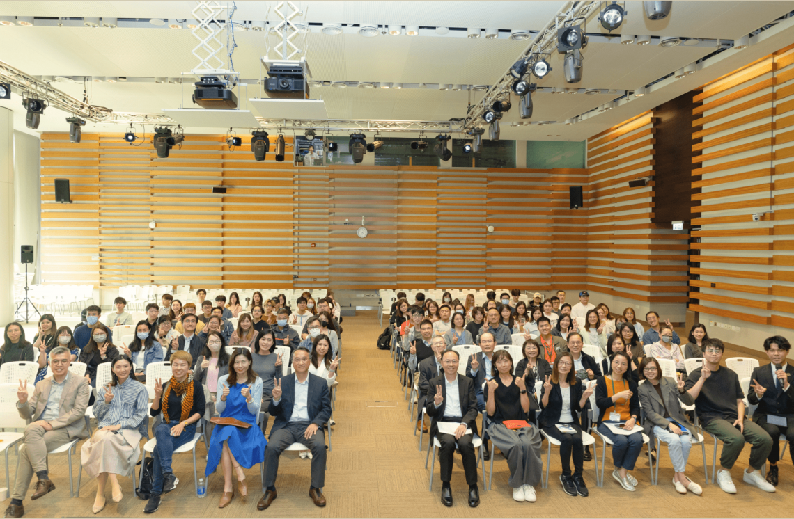 Dr Tom Fong takes a group photo with HSUHK staff members and students.