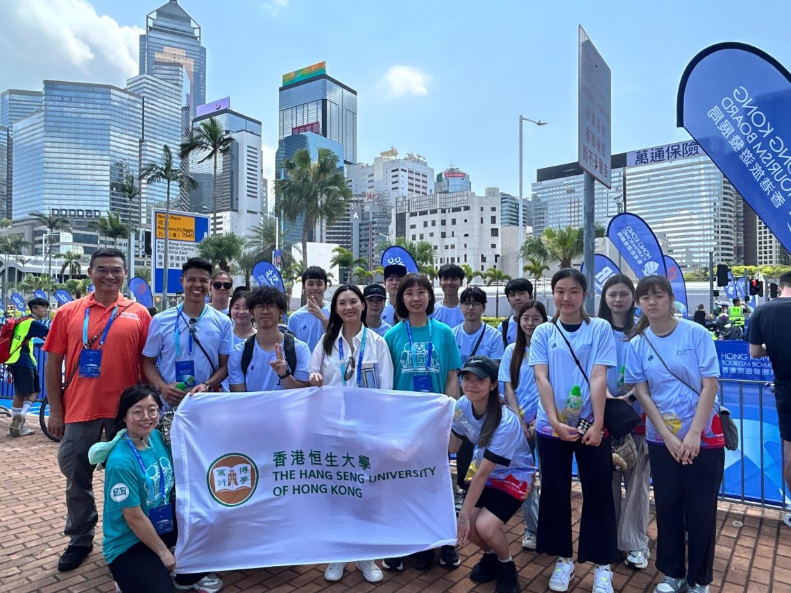 Fu (4th from left), Vice-President (Teaching and Student Experience), and Dr Cheung Pui-sze (5th from left), Director of Student Affairs show their support to the students and the athletes. 副校長（教學及學生體驗）符可瑩教授（左四）和學生事務總監張佩思博士（左五）到場支持學生和運動員。