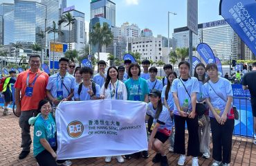 Professor Jeanne Fu (4th from left), Vice-President (Teaching and Student Experience), and Dr Cheung Pui-sze (5th from left), Director of Student Affairs show their support to the students and the athletes.