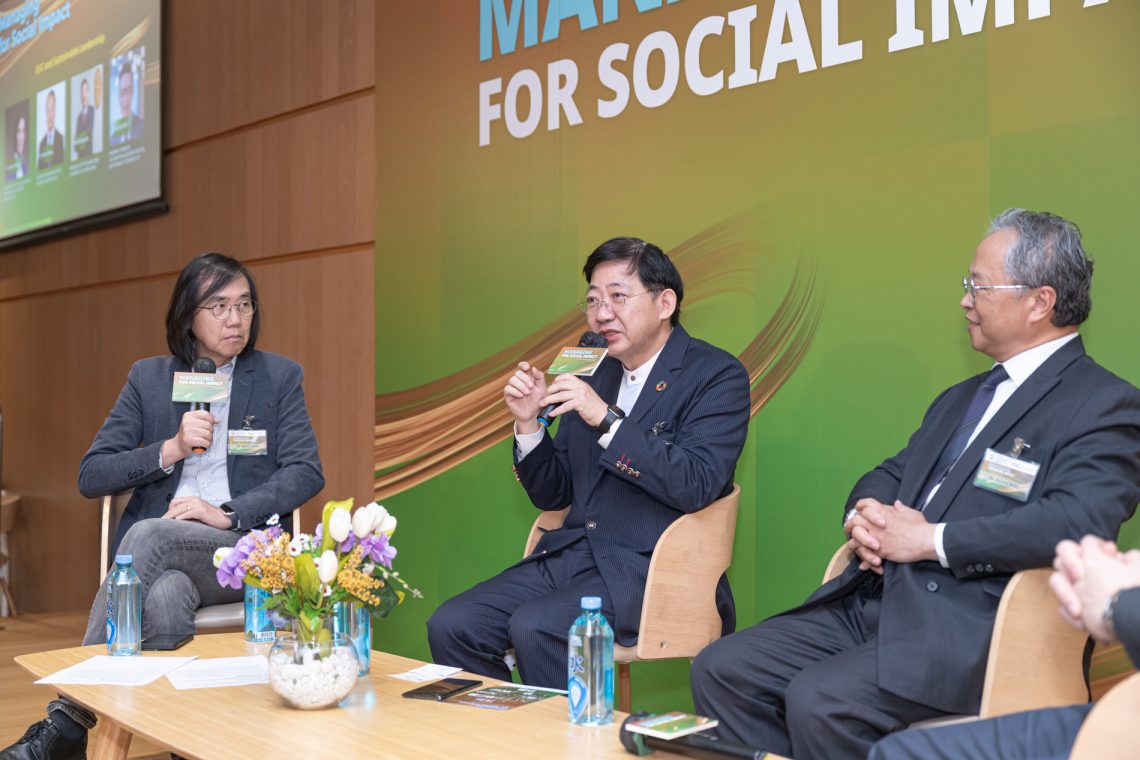 Professor Ho (centre) speaks during “ESG practice of modern enterprises” panel.