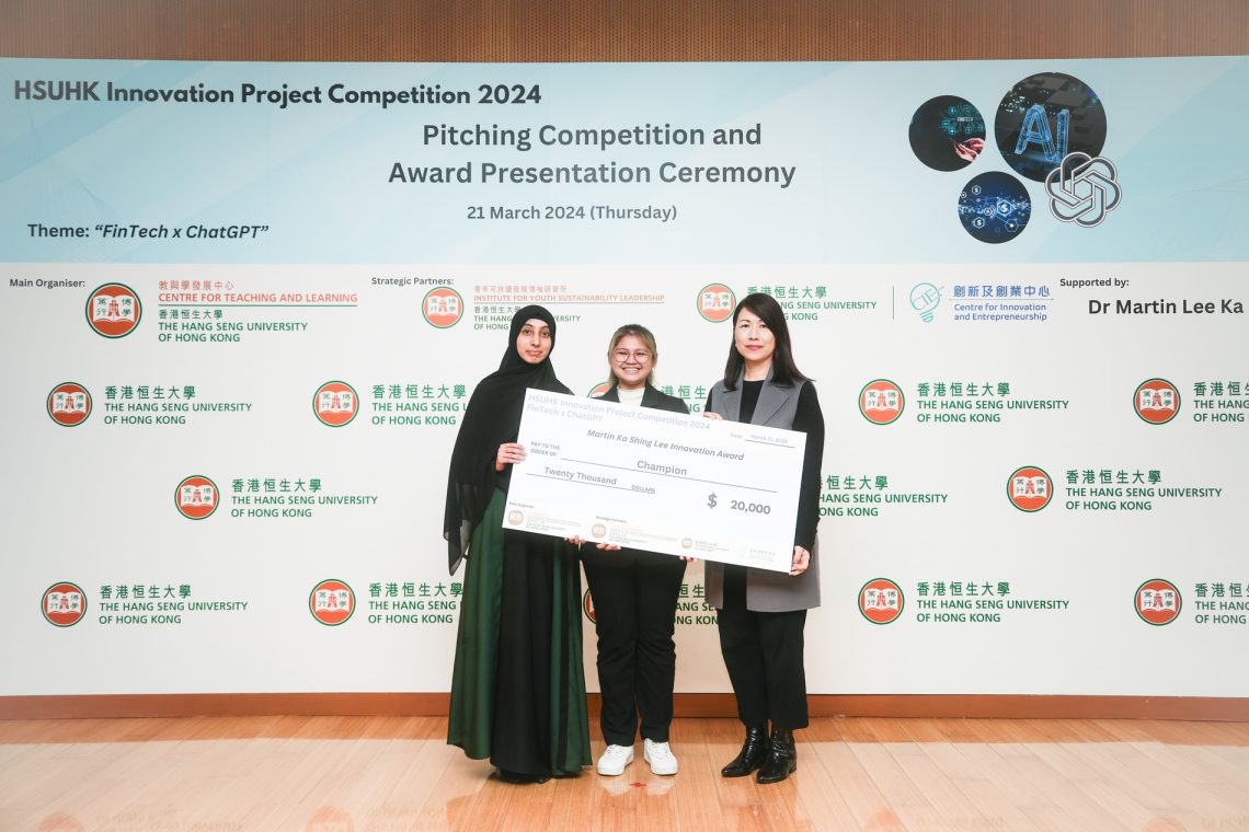 Ms Cynthia Leung (right), General Manager of Corporate Communications Department, Henderson Land Development Company Limited, presents the award to the winning team.
