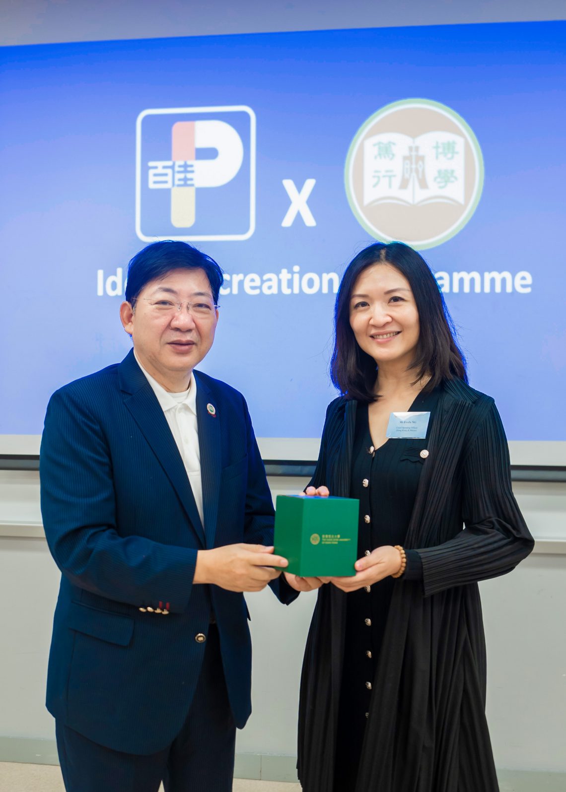 President Ho (left) and Ms Freda Ng, Managing Director of PARKnSHOP (Hong Kong and Macau).
